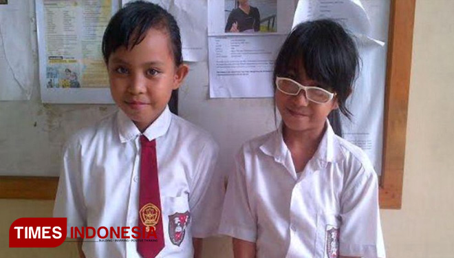 Dua siswa yang mendapat bantuan kacamata gratis. (FOTO: AJP/TIMES Indonesia)