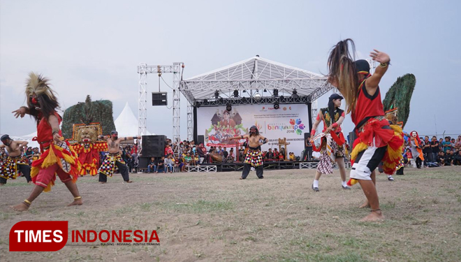 Reog Desa Gayam dan Mojodelik beraksi di Festival Banyu Urep 2018 di Lapangan Sepak Bola Kecamatan Gayam, Jumat (16/11/2018). (FOTO: Ali Shodiqin/TIMES Indonesia)