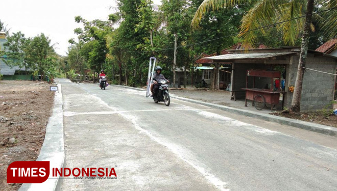 Jalan di Dusun Temuwuh, Desa Balecatur, Gamping, Kabupaten Sleman tampak sepi. (FOTO: AJP/TIMES Indonesia)