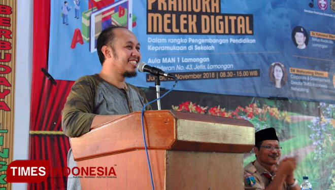 Ketua DPRD Lamongan Debby Kurniawan memberikan motivasi ke peserta Pelatihan Pramuka Melek Digital, di MAN 1 Lamongan, Jumat, (16/11/2018). (FOTO: adhit)