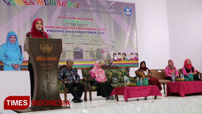 Nurfitriana Busyro saat memberikan Sambutan Pada Kegiatan Lomba Mewarnai yang Diselenggaran Dinas Pendidikan Sumenep (FOTO: Ach. Qusyairi Nurullah/Times Indonesia)