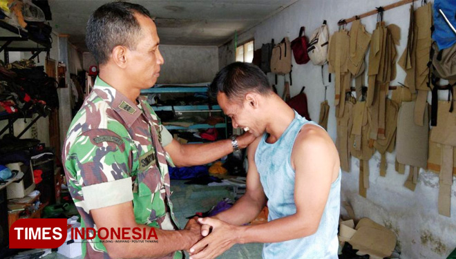 Suasana haru saat anggota TNI yang tergabung Satgas TMMD Kodim Sleman berpamitan kepada warga. (FOTO: AJP/TIMES Indonesia)