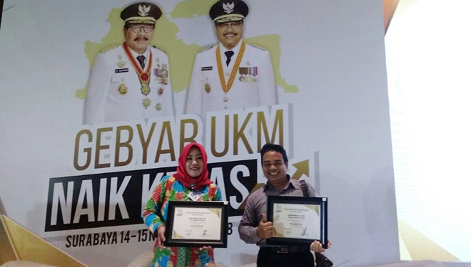 Sri Wahyuni dengan CV Lembah Hijau dan Supramito, UKM penghasil produk teh herbal, yang mendapatkan penghargaan sebagai di Gebyar UKM Naik Kelas Tahun 2018 Jawa Timur. (FOTO: Istimewa)