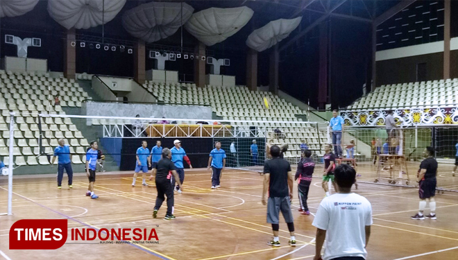 Tim eselon Kontingen super dan Opsi 2 yang bertemu perdana dalam pembukaan Fun Volley  dalam rangka HUT PKT. Ke 41. (Foto : Kusnadi/Times Indonesia)