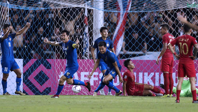 Para pemain Thailand merayakan gol yang dicetak Pansa Hemviboon ke gawang Timnas Indonesia pada laga Piala AFF 2018 di Stadion Rajamangala, Bangkok, Sabtu (17/11). (Foto: Bola.com/M. Iqbal Ichsan)