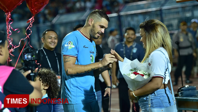 Wallace Costa Alves memasangkan cincin ke jari Bethris, Jumat, (16/11/2018).(FOTO: MFA Rohmatillah/TIMES Indonesia).