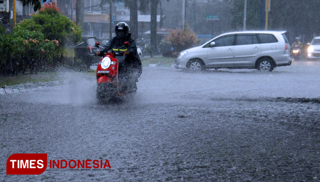Ilustrasi Safety Riding saat musim hujan. (Foto: Dok. TIMES Indonesia)