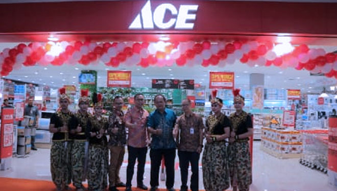 (Berbaju batik dari kiri ke kanan) Bp. Yufrizal selaku Store Manager ACE Pacific Mall Tegal, Bp. Ali Yudhanto selaku General Manager PT ACE Hardware Indonesia, Tbk, Bp. Wahyu Eko Hadi selaku Manager Pacific Mall Tegal (Foto: Istimewa)