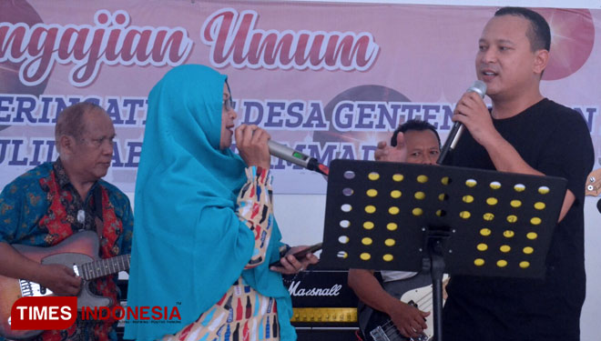 Artis yang juga politisi muda PDI Perjuangan, Banyu Biru Djarot, saat bernyanyi bersama. (Foto : Erwin Wahyudi / Erwin Wahyudi)