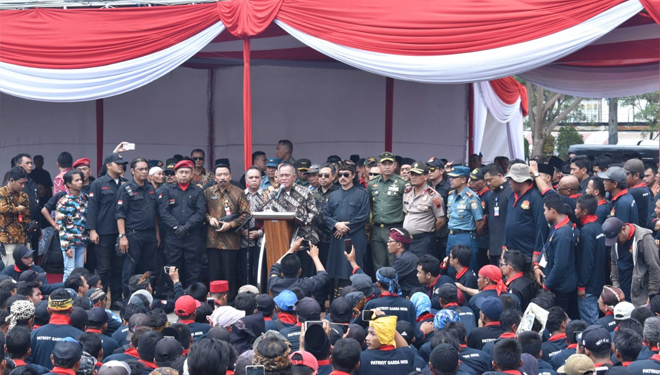 Menhan Ryamizard Ryacudu ditengah anggota Patriot Garuda Nusantara Jawa Tengah di Semarang. (FOTO: Kemenhan).