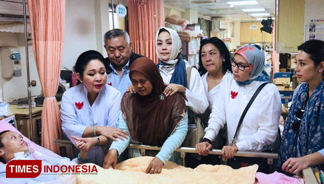 Titiek Soeharto dan rombongan saat menjenguk Shinta Danuar di RS H-ping Yen, Hsinchu City, Taiwan (FOTO: Yuli For TIMES Indonesia)