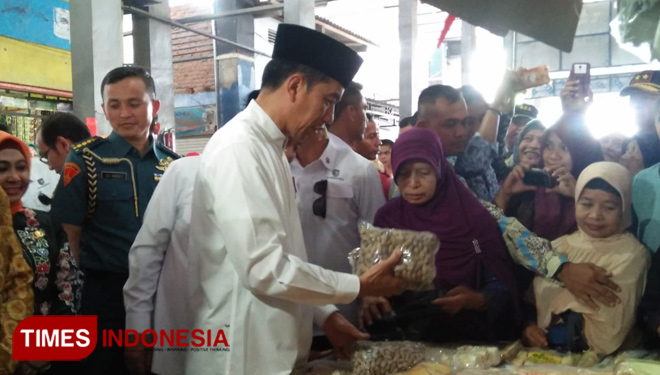 Indonesian President Joko Widodo was accompanied by the Regent of Lamongan, Fadeli while checking prices at the Traditional Market Sidoharjo, Lamongan, Monday (11/19/2018). (Photo: Siti Nura / TIMESIndonesia)