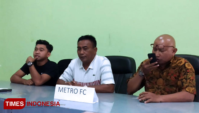 Asisten Pelatih Persekam Metro FC, Gunawan saat memebrikan keterangan pers. (foto: Imadudin M/TIMES Indonesia)