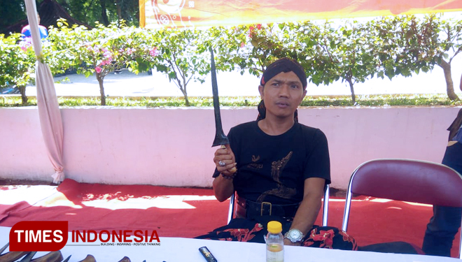 Anggota Paguyuban Senopati (Serikat Pelestari Tosan Aji) Nusantara, Sulistiono, saat mengikuti pameran keris di Kabupaten Bojonegoro, Senin, (19/11/2018). (FOTO: Ali Shodiqin/TIMES Indonesia)