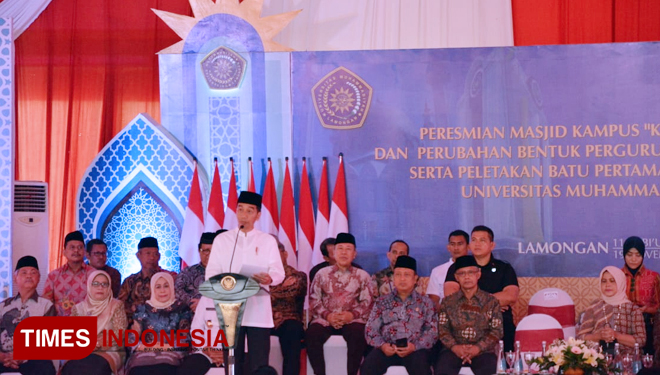 Presiden Joko Widodo memberikan sambutan, dalam kunjungannya ke Universitas Muhammadiyah Lamongan, Senin, (19/11/2018). (FOTO: MFA Rohmatillah/TIMES Indonesia)