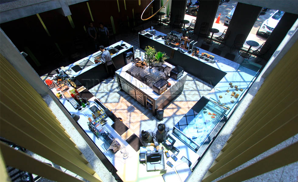 Open pantry kitchen juga bisa dinikmati oleh pengunjung saat barista sedang menyuguhkan kopi dan minuman lainnya yang ada di Oura. (Foto : Tria Adha/TIMES Indonesia).