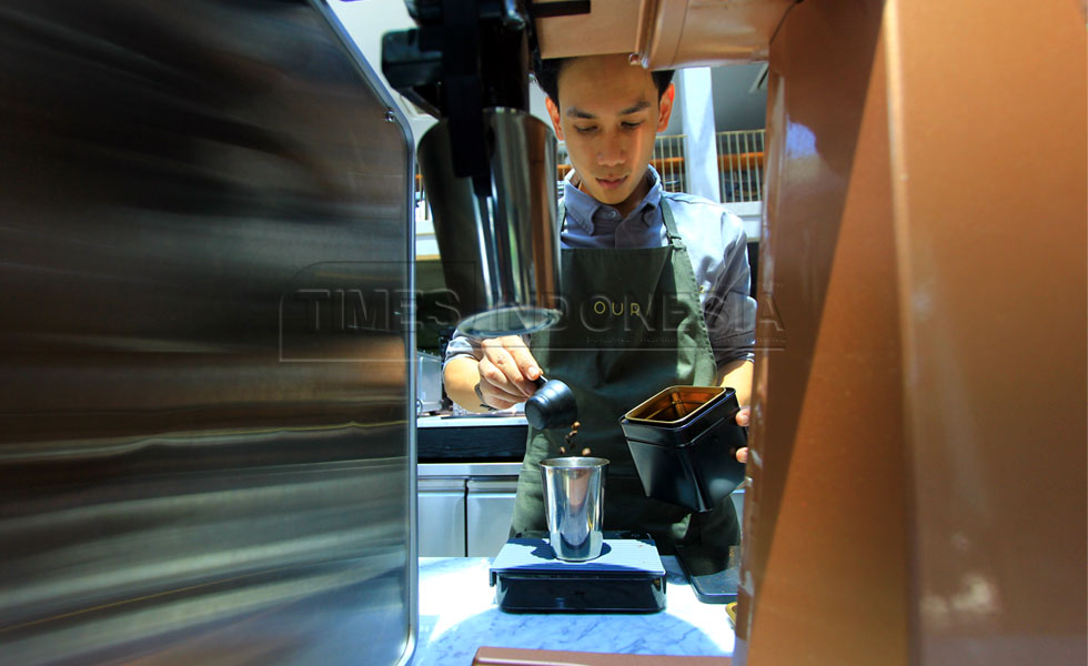 Barista Oura sedang menyuguhkan segelas kopi di open pantry Oura. (Foto : Tria Adha/TIMES Indonesia).