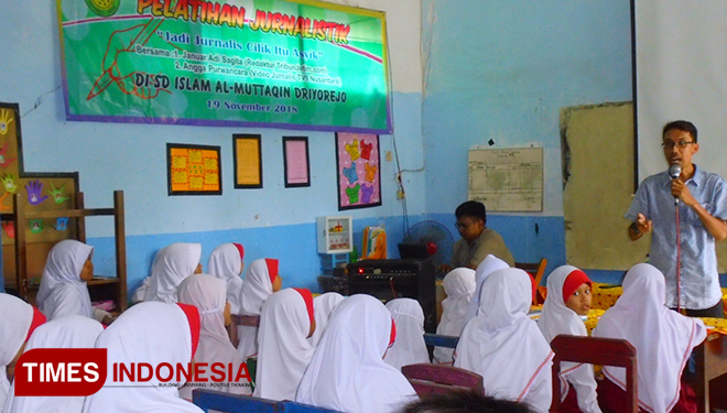 Pemateri sedang memberikan pelatihan jurnalistik dasar ke pelajar SD Islam Al-Muttaqin Driyorejo (FOTO: Akmal/TIMES Indonesia)