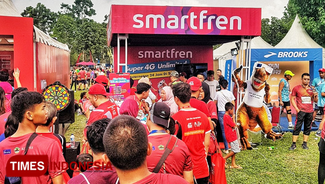 Antrean pengunjung di booth Smartfren di ajang Borobudur Marathon 2018.