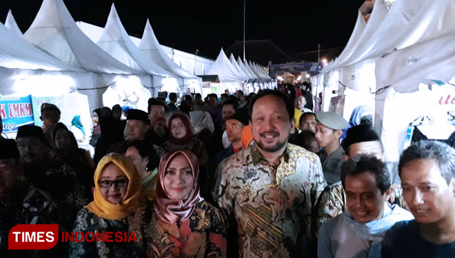 Bupati Ponorogo Ipong Muchlissoni beserta istri foto bareng pengunjung usai pembukaan Pasar Rakyat Maulid Nabi. (Foto: Endra Dwiono/TIMES Indonesia)