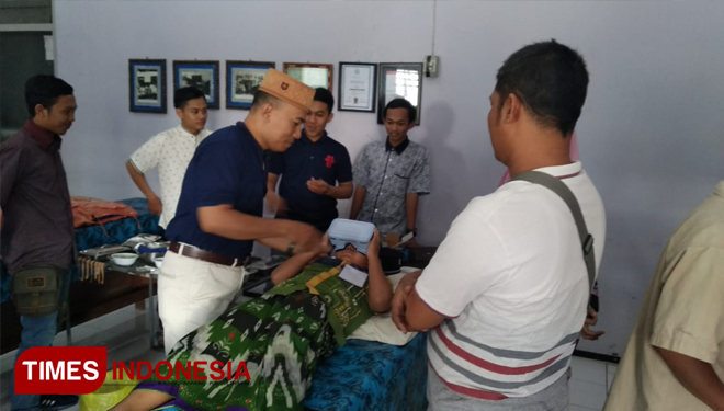 Petugas medis memasangkan alat VR kepada peserta khitan massal, Selasa (20/11/2018). (FOTO: MFA Rohmatillah/TIMES Indonesia)
