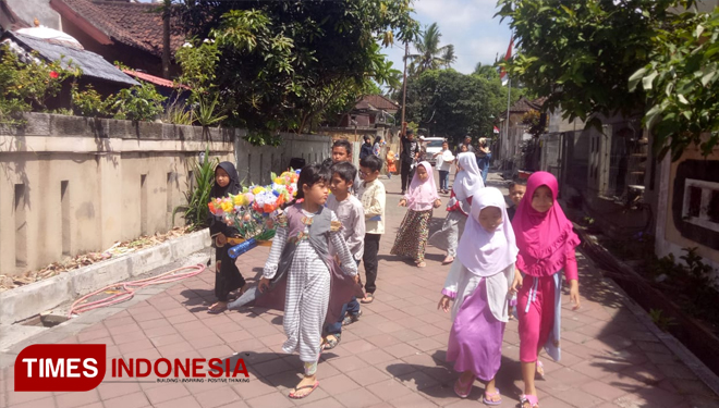 Para bocah saat mengarak telur hias keliling perumahan. Selasa (20/11/2018). (FOTO IST/TIMES Indonesia).