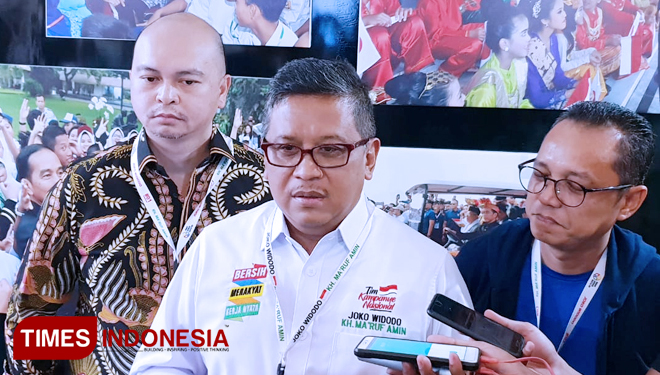 Sekretaris TKN duet Jokowi-KH ma'ruf Amin, Hasto Kristiyanto (tengah). (FOTO: TKN for TIMES Indonesia) 