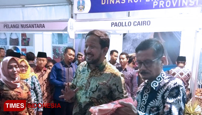 Bupati Ponorogo, Ipong Muchlissoni saat mengunjungi stand batik di Pasar Rakyat Maulid (Foto: Endra Dwiono/TIMES Indonesia)