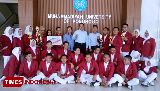 Rektor UMPO, Sulton, berfoto bersama mahasiswa berprestasi. (FOTO: Endra Dwiono/TIMES Indonesia)