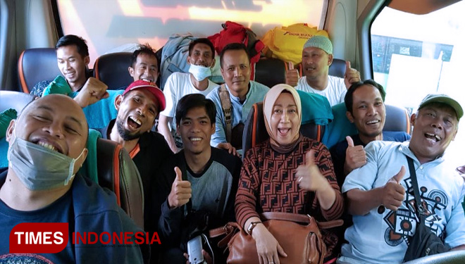 Warek ll Dra Yekti Intyas, MM diantara Pasukan Soda Gembira. (FOTO: AJP/TIMES Indonesia)