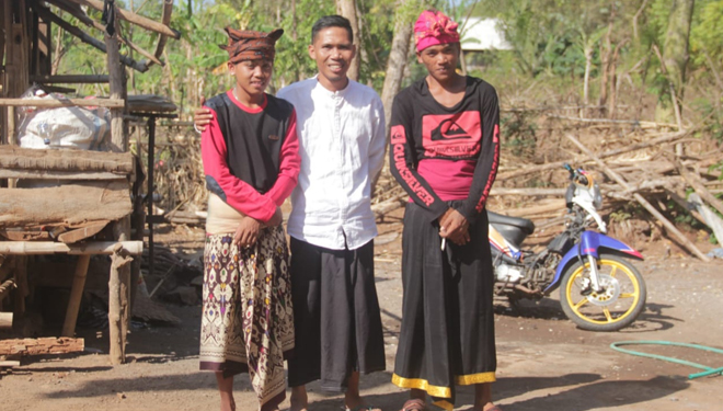 Politikus Partai Nasdem asal Lombok Timur, Saparwadi (tengah) yang aktif mengunjungi generasi muda menjelang pelaksanaan Pemilihan Legelatif (Pileg) 2019. (FOTO: Istimewa) 