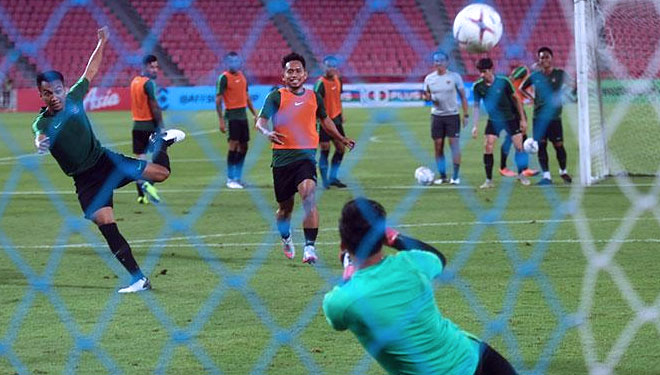 Sejumlah pesepak bola Timnas Indonesia berlatih menjelang laga lanjutan Piala AFF 2018 melawan Thailand, di Stadion Nasional Rajamangala, Bangkok, Thailand, Jumat, 16 November 2018. (Foto: ANTARA/Akbar Nugroho Gumay)