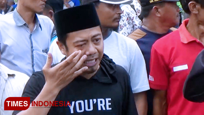Ali Mustofa, anggota DPRD Banyuwangi, dari partai Nasdem meneteskan air mata saat proses eksekusi rumahnya. (FOTO: Syamsul Arifin/TIMES Indonesia)