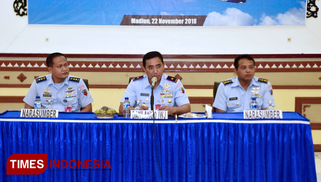 Komandan Lanud Iswahjudi Marsekal Pertama TNI Widyargo Ikoputra, S.E.,M.M., didampingi kedua nara sumber saat membuka ceramah Komunikasi Sosisal (KOMSOS) di Graha Dewanto Lanud Iswahjudi. (FOTO: Penlanud Iswajudi for TIMES Indonesia)