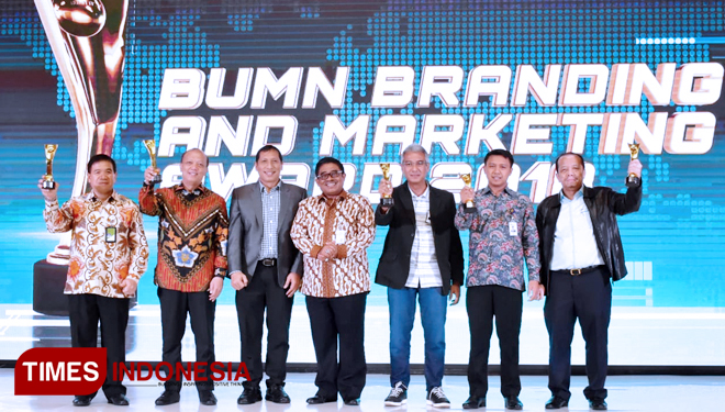 Direktur Komersil Pupuk Kaltim Gatoet Gembiro Noegroho (ketiga dari kanan) menerima penghargaan terbaik pada ajang BUMN Branding and Marketing Award 2018 di Jakarta, Rabu (21/11/2018). (FOTO: Humas PKT for TIMES Indonesia)