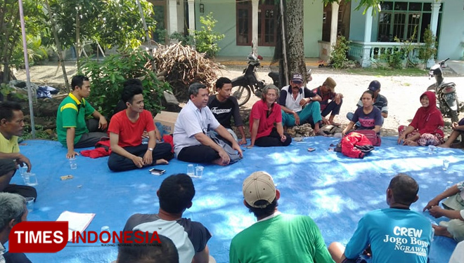 Marsma TNI (Purn) J Urip Utomo, Caleg DPR RI dari PDI Perjuangan dan Surono Danu merupakan penemu bibit padi unggul dari Lampung, berdialog dengan di Kecamatan Dander, Bojonegoro, Jumat, (23/11/2018). (FOTO: Ali Shodiqin/TIMES Indonesia)