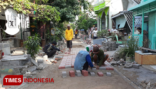 Kawasan kumuh yang telah dipavingisasi di wilahah Kota Gresik (FOTO: Akmal/TIMES Indonesia).