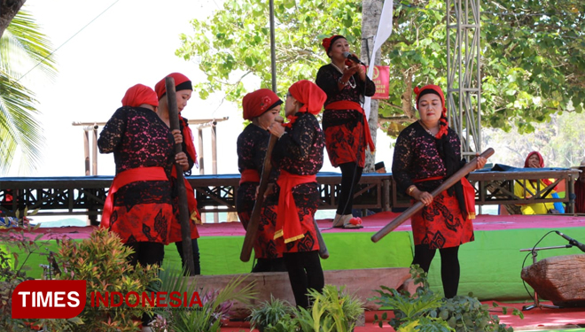 Tim-tim Peserta Festival Kothek Lesung dari desa Kedung Salam yang mewarnai acara Labuhan Pantai Ngliyep. (FOTO: Widodo Irianto/TIMES Indonesia)