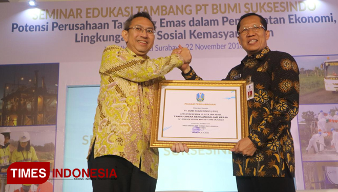 Presiden Direktur PT BSI, Adi Ardiansyah Sjoekri (kiri) menerima penghargaan dari Setiajit, Kadis ESDM Jatim (kanan) atas pencatatan rekor di bidang penerapan K3, Kamis (22/11/2018).(Foto: Lely Yuana/TIMES Indonesia)