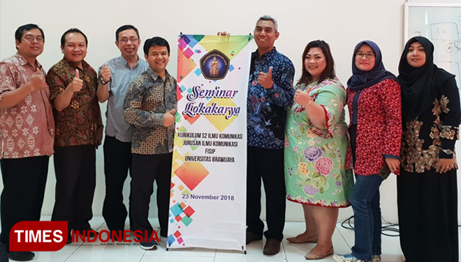 CEO TIMES Indonesia, Khoirul Anwar (paling kiri), bersama para dosen FISIP UB usai Semiloka yang digelar Prodi Magister Komunikasi UB, Jumat (23/11/2018).