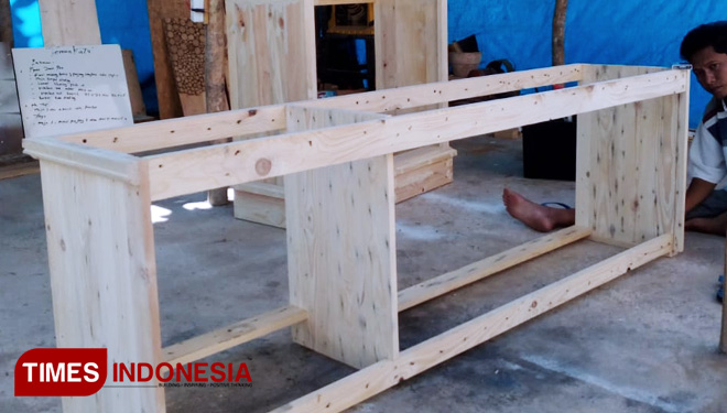 Pekerja sedang memasah kayu limbah untuk dijadikan produk yang memiliki nilai jual. (FOTO: Ervan Marwantaka/TIMES Indonesia)