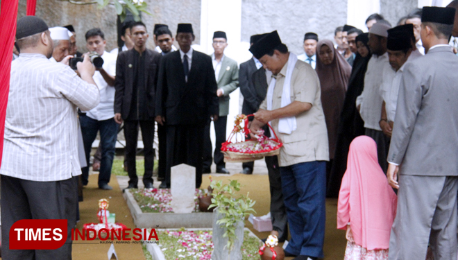 Prabowo Ziarah ke Makam KH Muhammad Ma'shum di Ponpes Al 