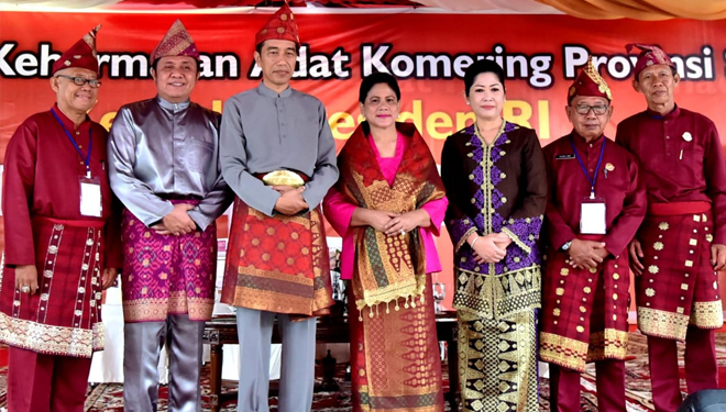 Penganugrahan adat komering bagi Presiden dan Ibu di Griya Agung (Foto : Istimewa)