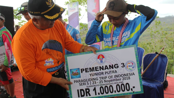 Paragliding Trip of Indonesia (TROI) diakhiri oleh Wakil Bupati Malang, HM Sanusi di Bukit Waung pantai Modangan, Donomulyo, Kabupaten Malang. (FOTO: Istimewa)