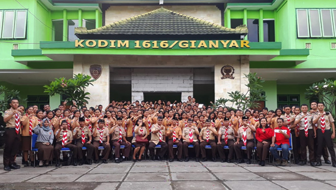 Foto bersama pelantikan anggota pramuka baru Saka Wira Kartika Kodim 1616/Gianyar. (FOTO: Istimewa)