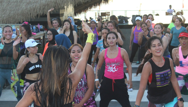 peserta zumba party nampak antusias mengikuti dentuman irama musik zumba. (FOTO: Istimewa)