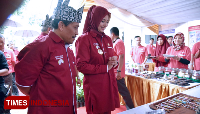 Bupati Jember dr Faida dan Dirjen Perkebunan Bambang Wahyu Dwi Antoro melihat hasil olahan coklat dari UMKM yang dipamerkan di Puslit Koka Jember, Selasa (27/11/2018). (FOTO: Dody Bayu Prasetyo/TIMES Indonesia)