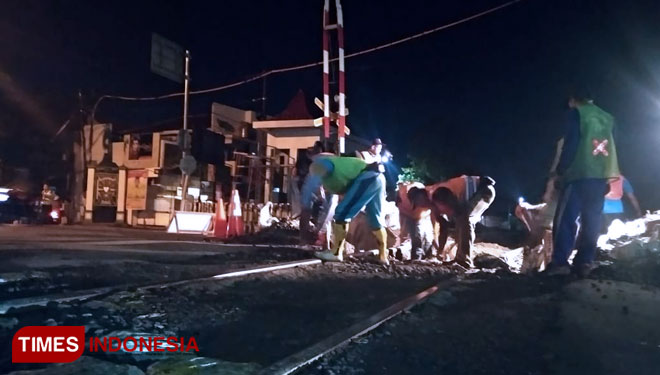 Perbaikan rel di perlintasan kereta api Kota Madiun (Foto: Pamula Yohar C/TIMES Indonesia)