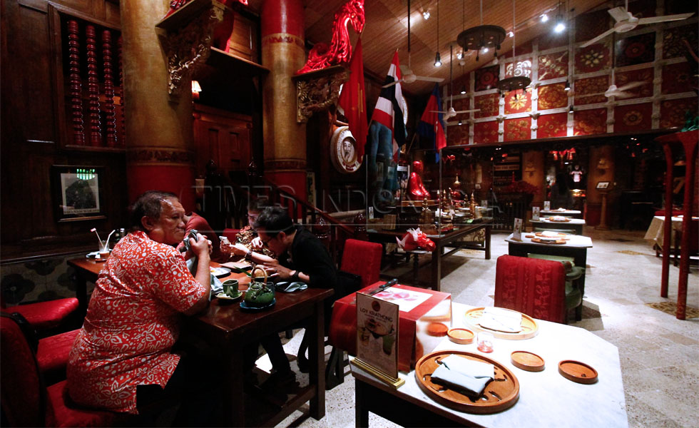 Pengunjung Saigonsan tengah menikmati hidangan menu Loy Krathong dengan suasana restauran khas Thailand. (Foto : Tria Adha/TIMES Indonesia).