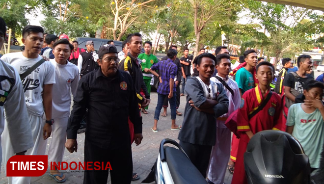 Para pesilat IPSI saat mendatangi kantor FIFGroup di Kraksaan, Kabupaten Probolinggo, Jawa Timur, beberapa hari lalu.(FOTO: Dicko W/TIMES Indonesia)